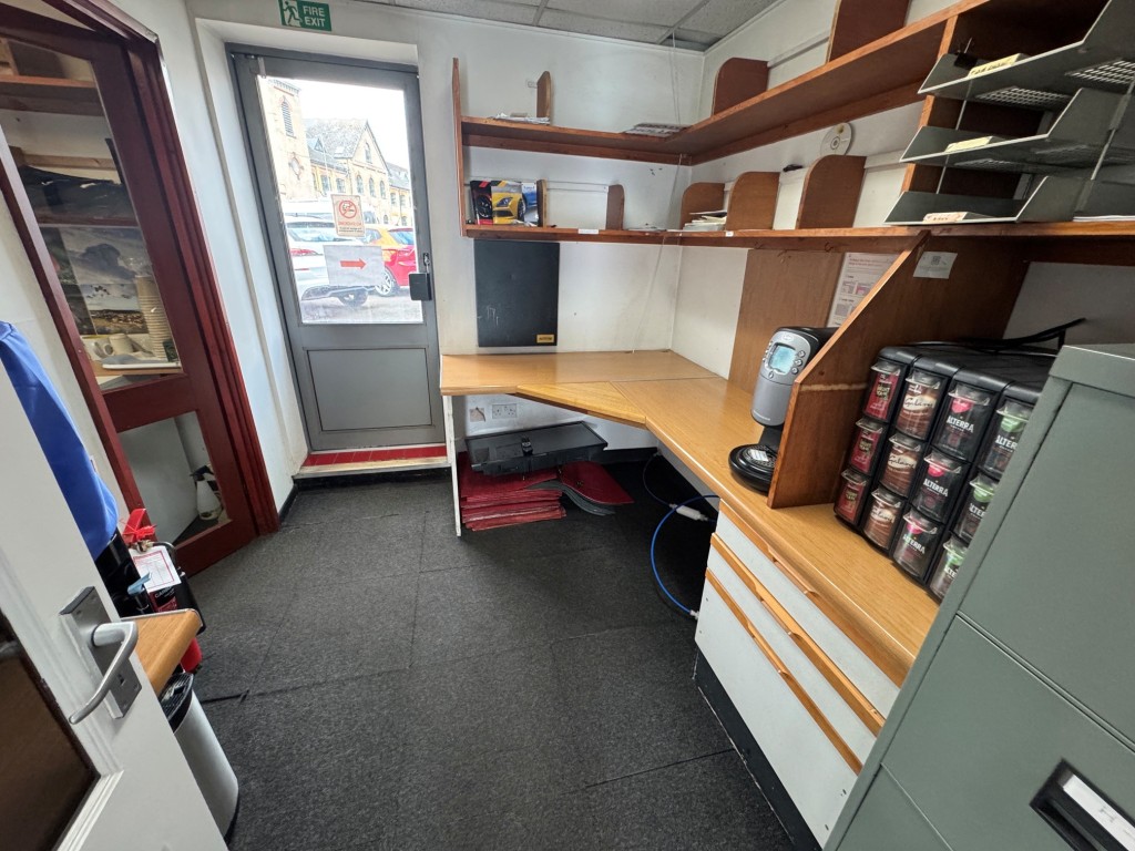 Lot: 82 - FREEHOLD CAR SALES SITE, SHOWROOM & WORKSHOP WITH REDEVELOPMENT POTENTIAL. - Showroom tea station